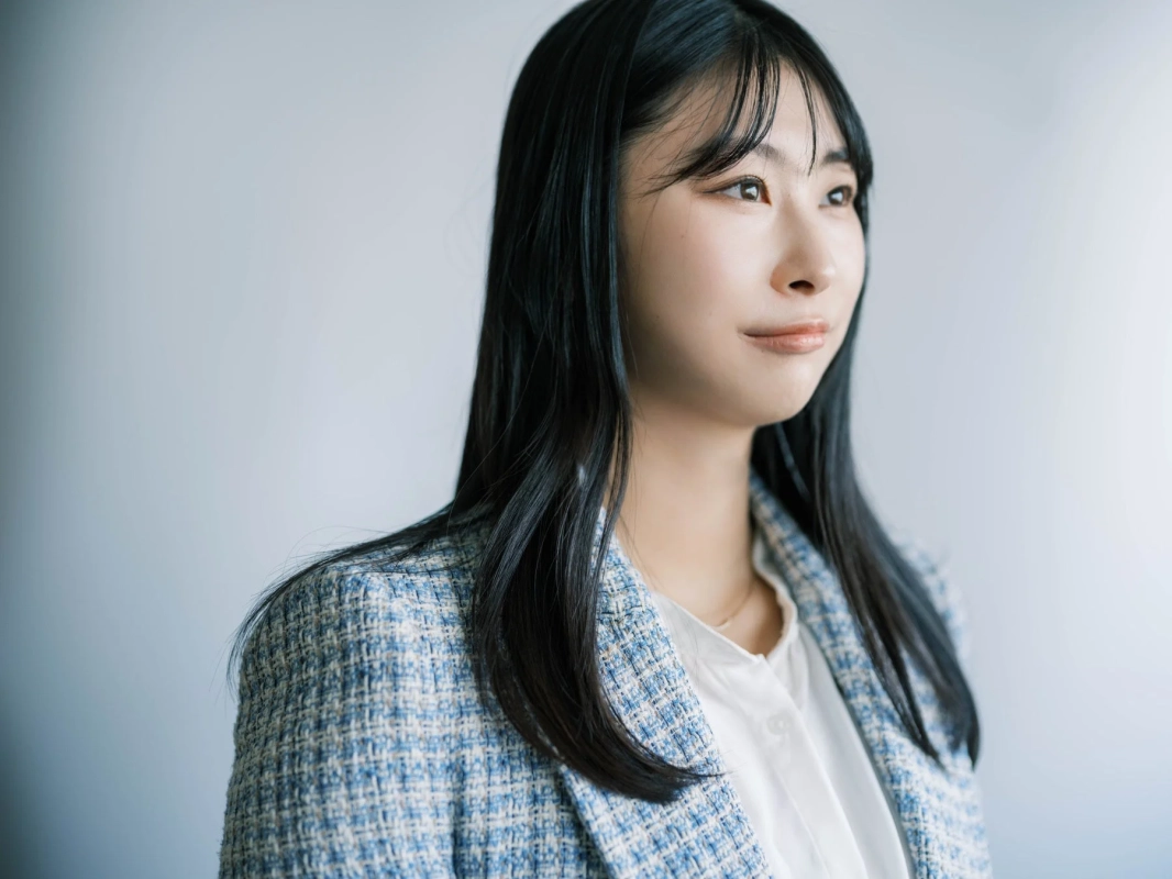 真剣な表情の女性のポートレート