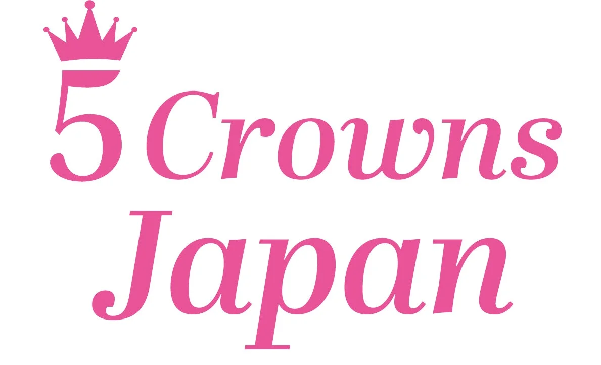 ピンク色の王冠のアイコンと「5 Crowns Japan」の文字が書かれたロゴ画像
