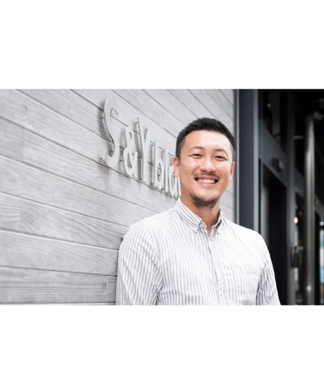 ストライプシャツを着たアジア人男性のポートレート写真