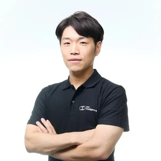 黒いポロシャツを着て腕を組んだアジア人男性のポートレート