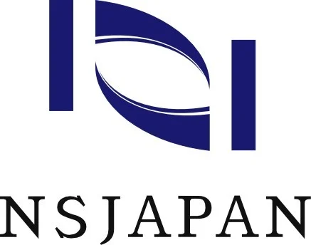 白い背景に青い抽象的なロゴマークと「NSJAPAN」というテキストが配置された企業ロゴの画像です。